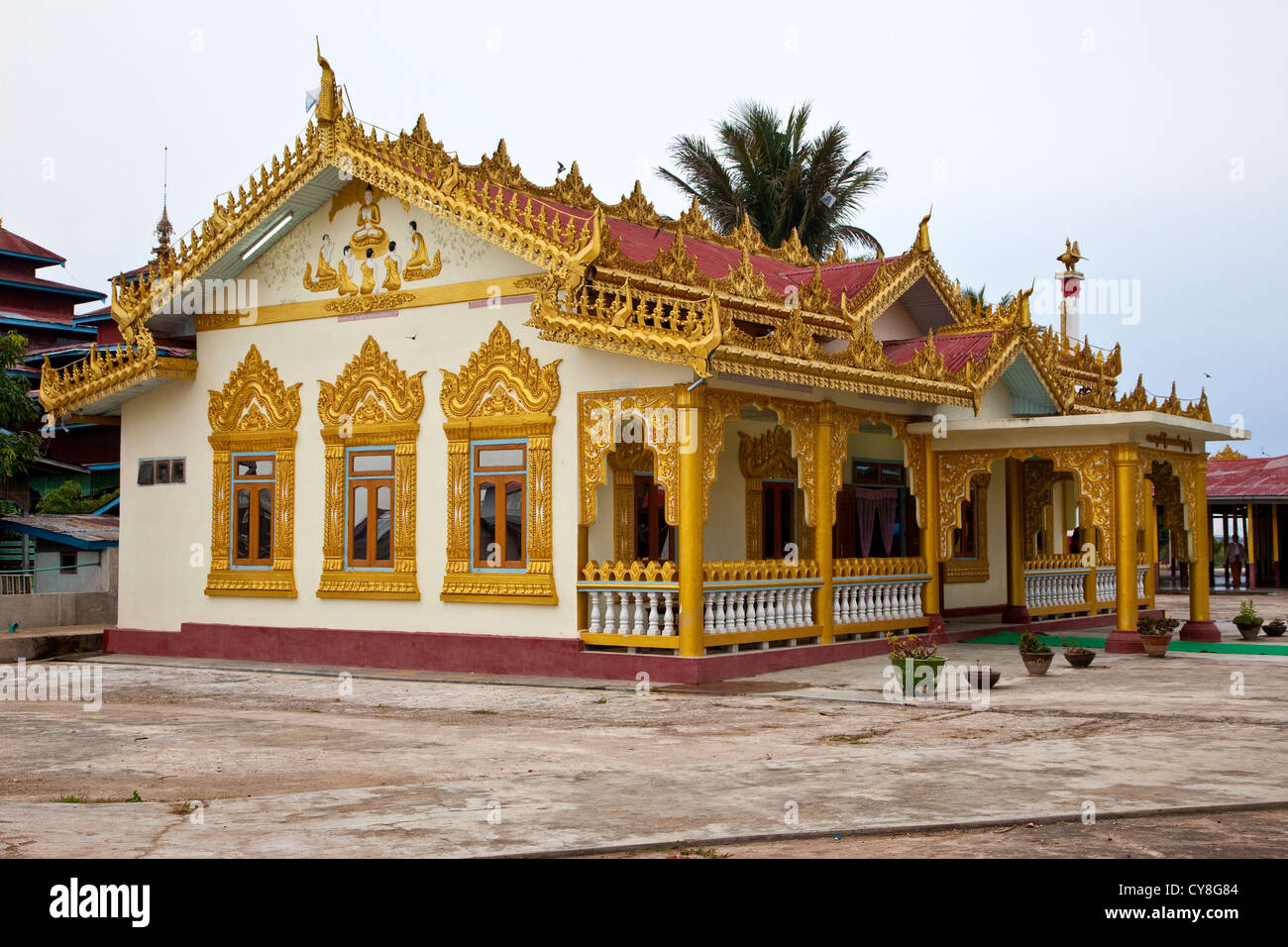 Le Myanmar, Birmanie. Alodaw Pauk Pagode, Nampan Village, lac Inle, l'État Shan. Banque D'Images