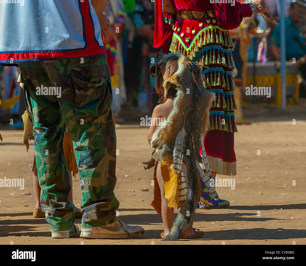 Un jeune indien Chumash native American garçon vêtu de fourrures et d'apparat avec ses parents. Banque D'Images