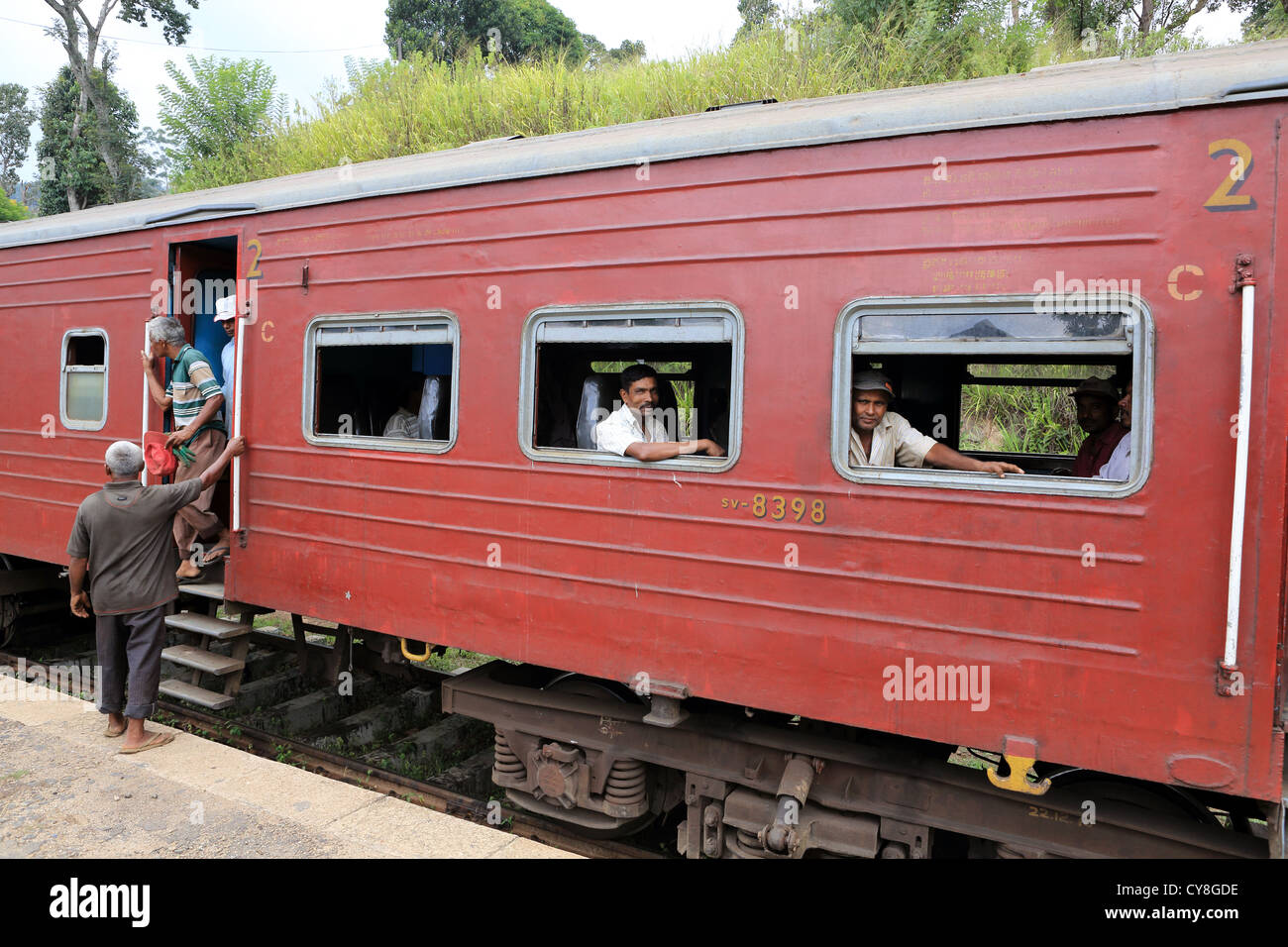 Train s'est arrêté à la gare d'Ella dans les hautes terres du Sri Lanka. Banque D'Images