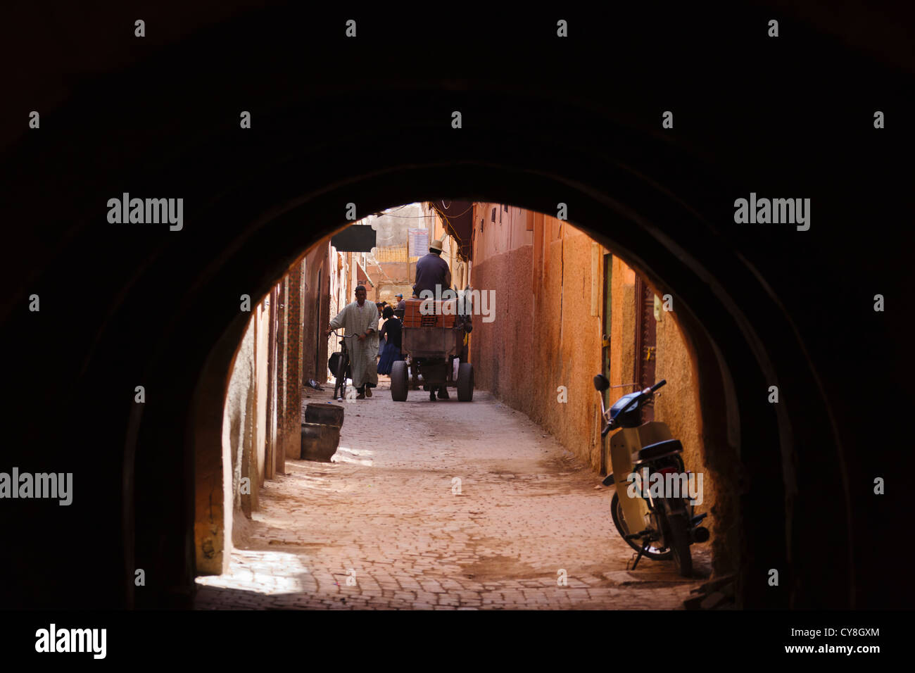 Street view dans la vieille médina, Marrakech, Maroc Banque D'Images