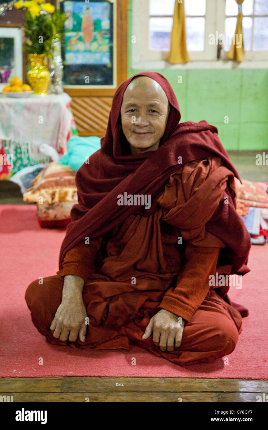 Le Myanmar, Birmanie. Moine bouddhiste birman, Alodaw Pauk Pagode, Nampan Village, lac Inle, l'État Shan. Banque D'Images