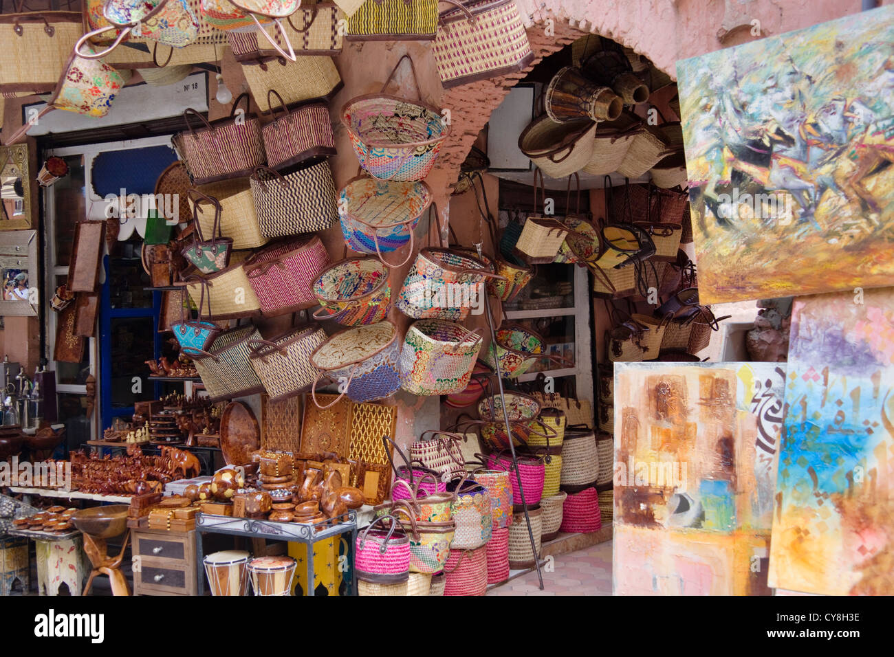 La vente de paniers dans la médina, Marrakech, Maroc Banque D'Images