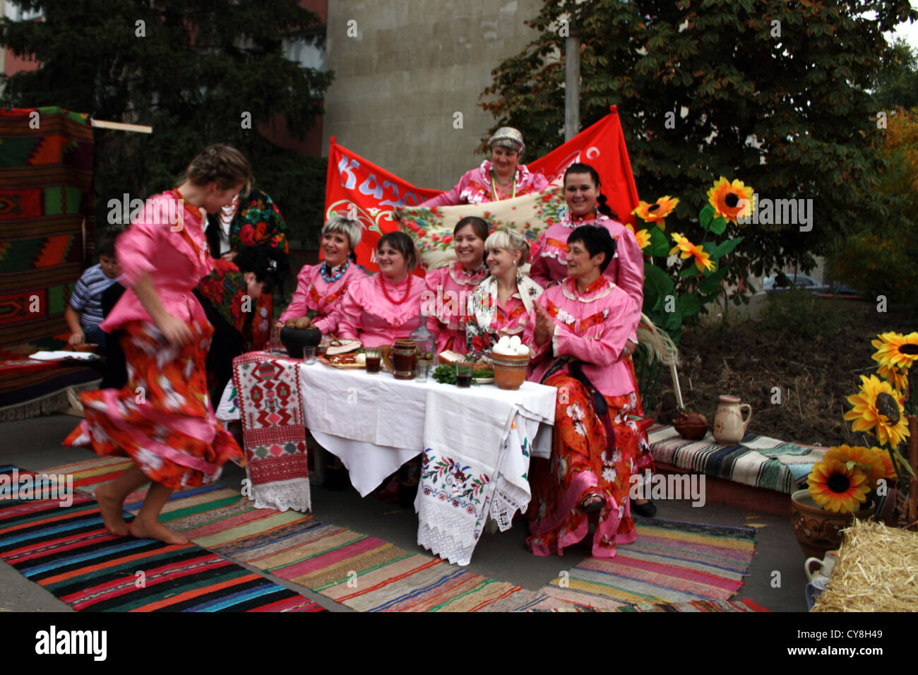 KRASNODON - SEPT 29 : femme dansant, célébration annuelle de la ville, jour Krasnodon, Lugansk Région, l'Ukraine, le 29 septembre 2012 Banque D'Images