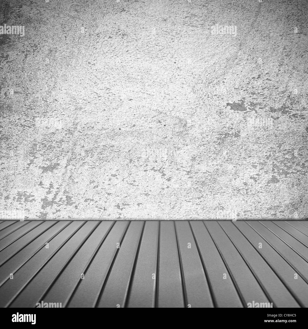 L'intérieur blanc mur grunge texture background et vieux plancher en bois sans plafond, vintage prix Banque D'Images