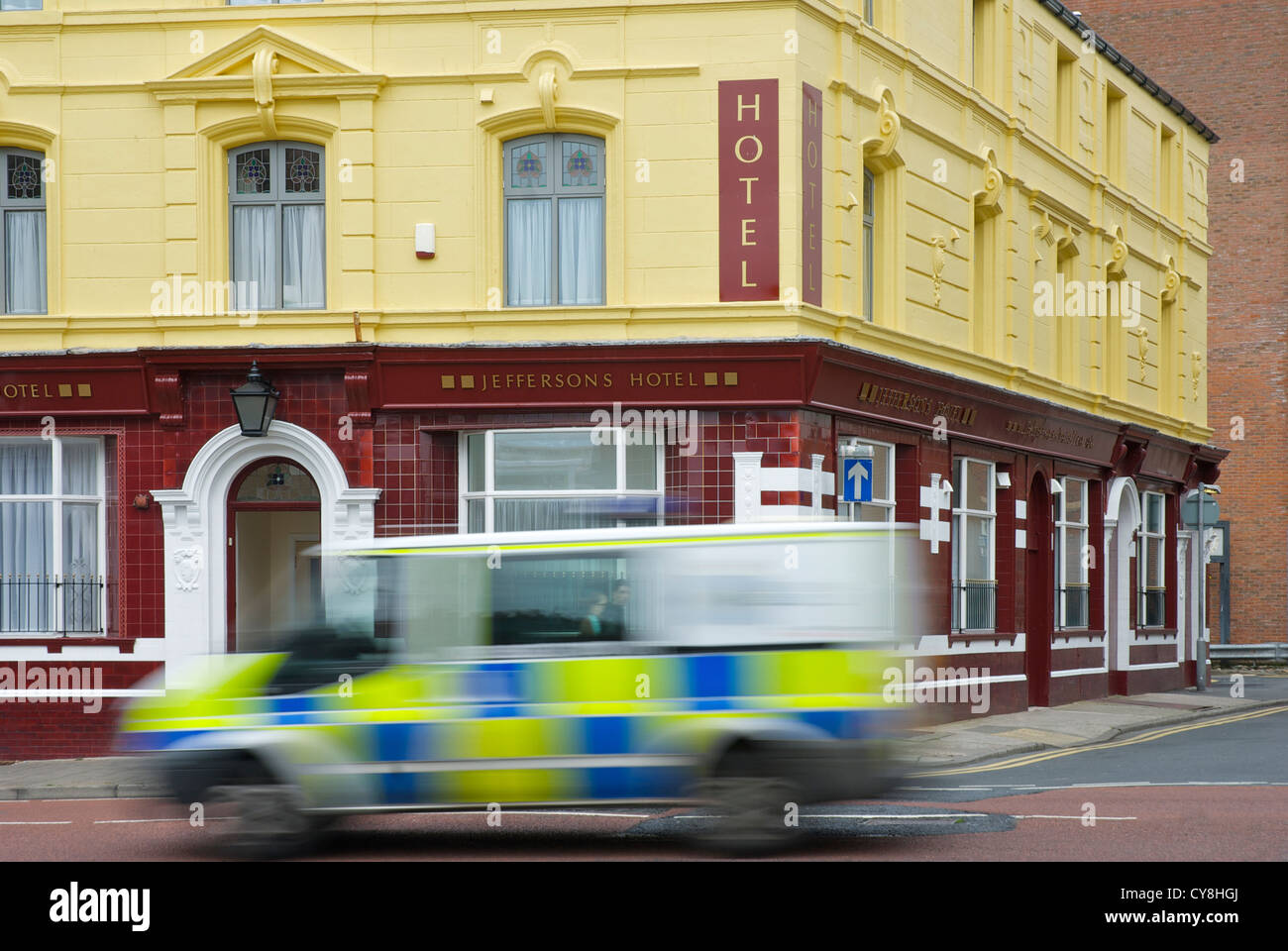 Polive van passant Jeffersons Hotel, rue Duke, Barrow-in-Furness, Cumbria, Angleterre, Royaume-Uni Banque D'Images