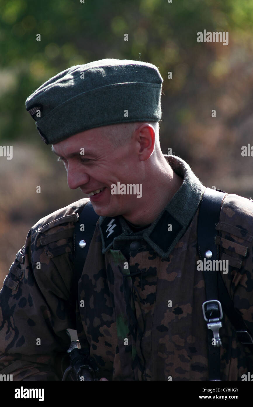 Les membres du club d'histoire de Zaporozhye bouclier de la patrie' porte uniforme Allemand historique au cours de reconstitution historique Banque D'Images