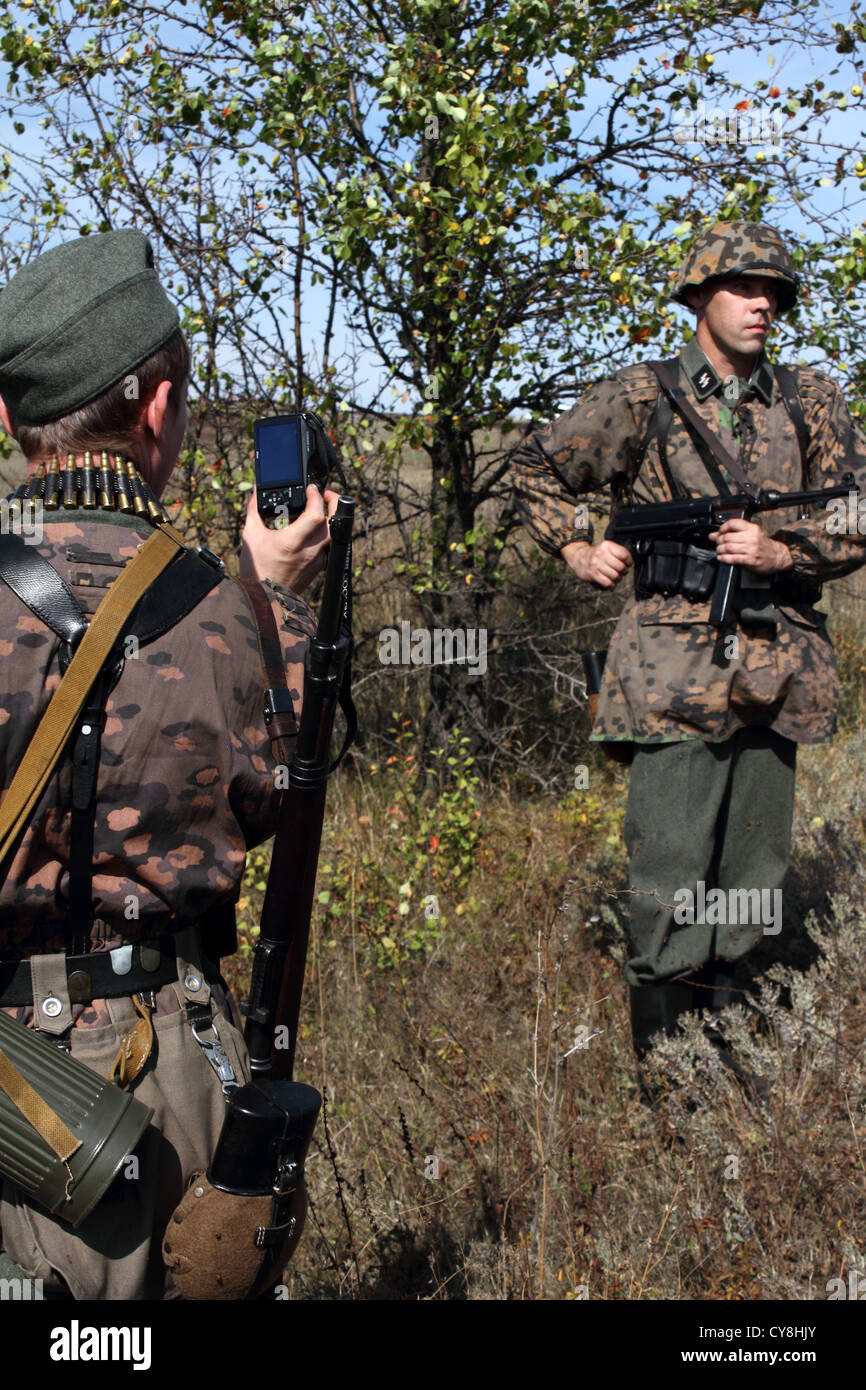 Les membres du club d'histoire de Zaporozhye historique porte uniforme allemand pendant la DEUXIÈME GUERRE MONDIALE de reconstitution historique Banque D'Images