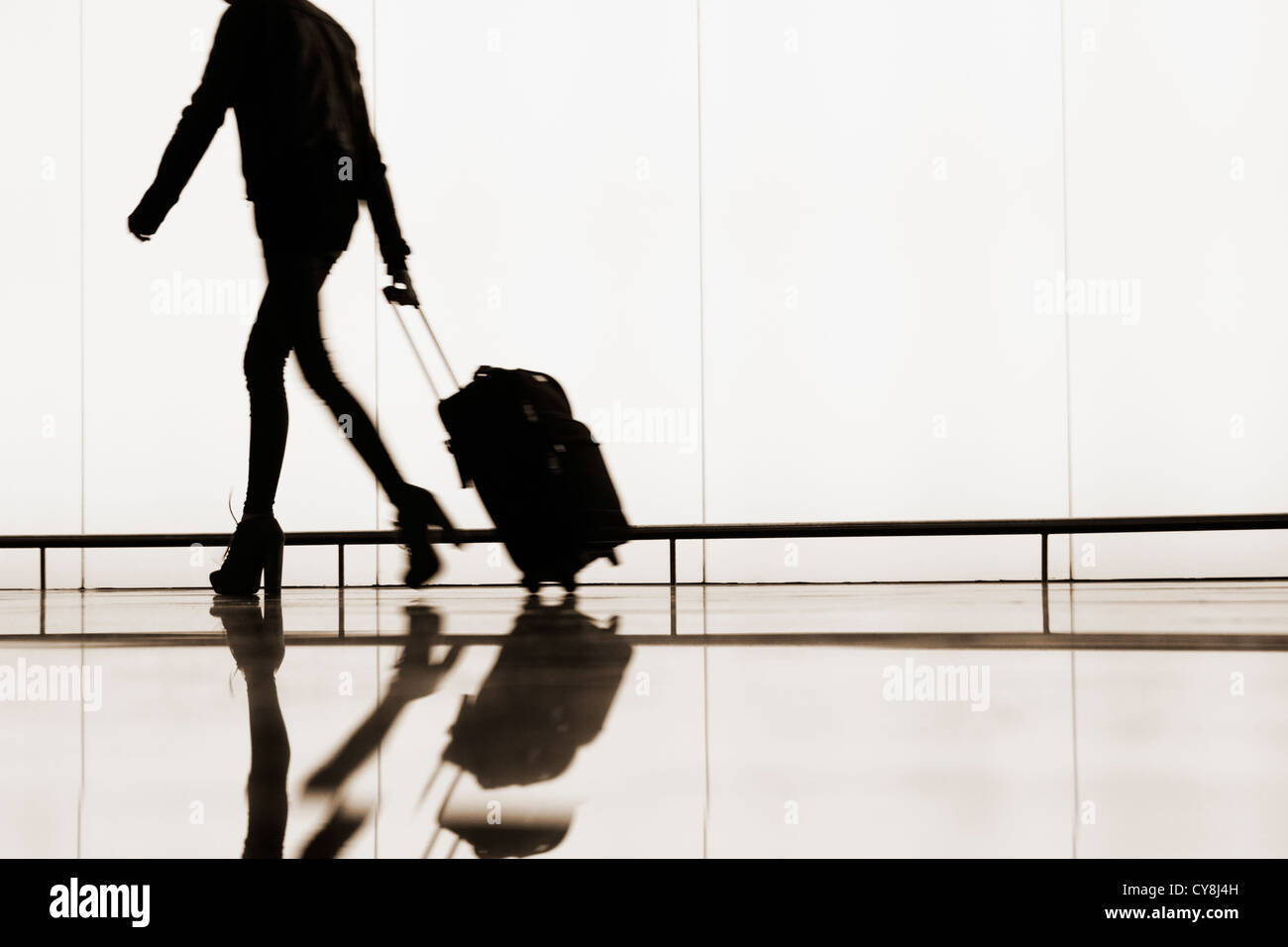 Femme avec les bagages à main à l'aéroport El Prat. Barcelone, Espagne Banque D'Images