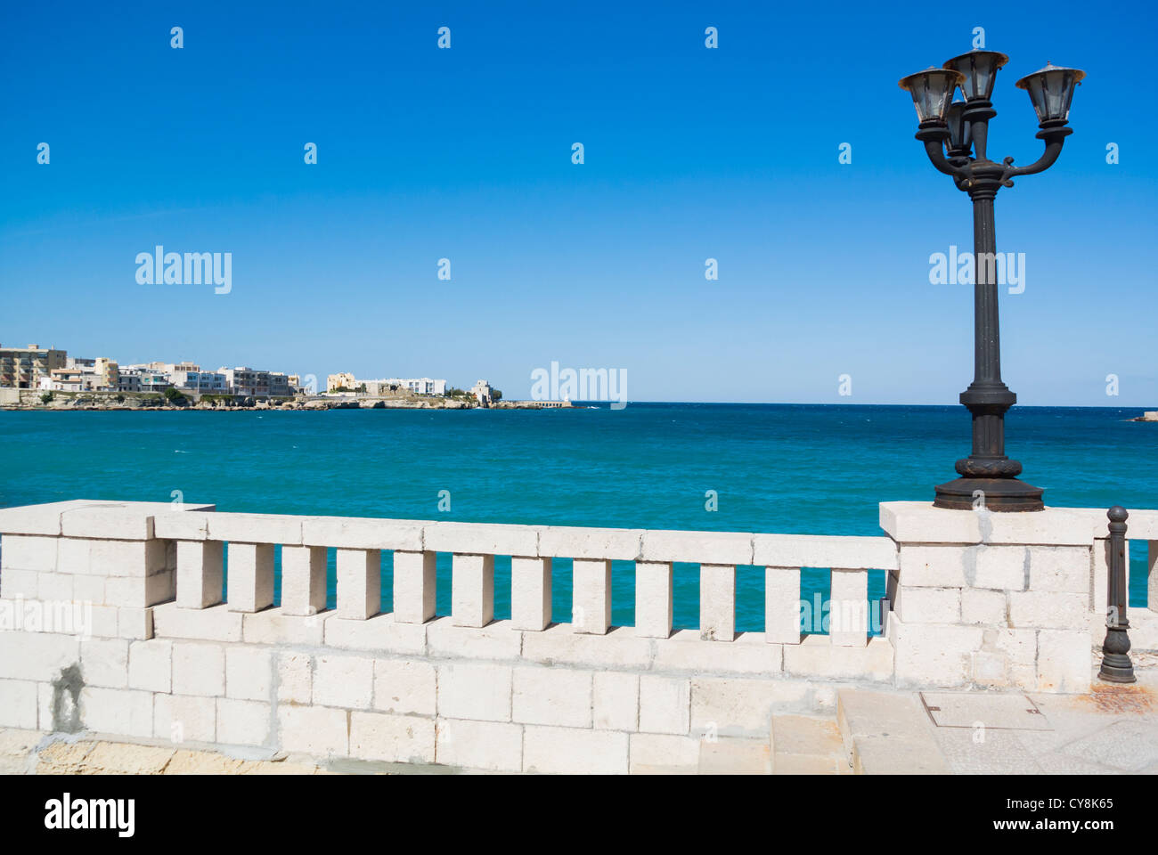 Vue panoramique sur un port, Otranto, Pouilles, Italie Banque D'Images