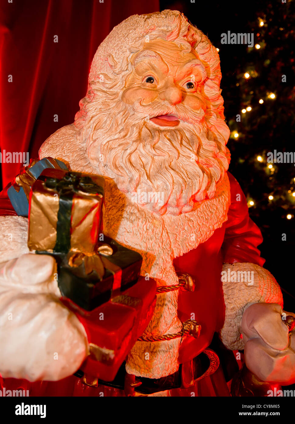 Happy Santa Claus holding cadeaux de Noël. Banque D'Images