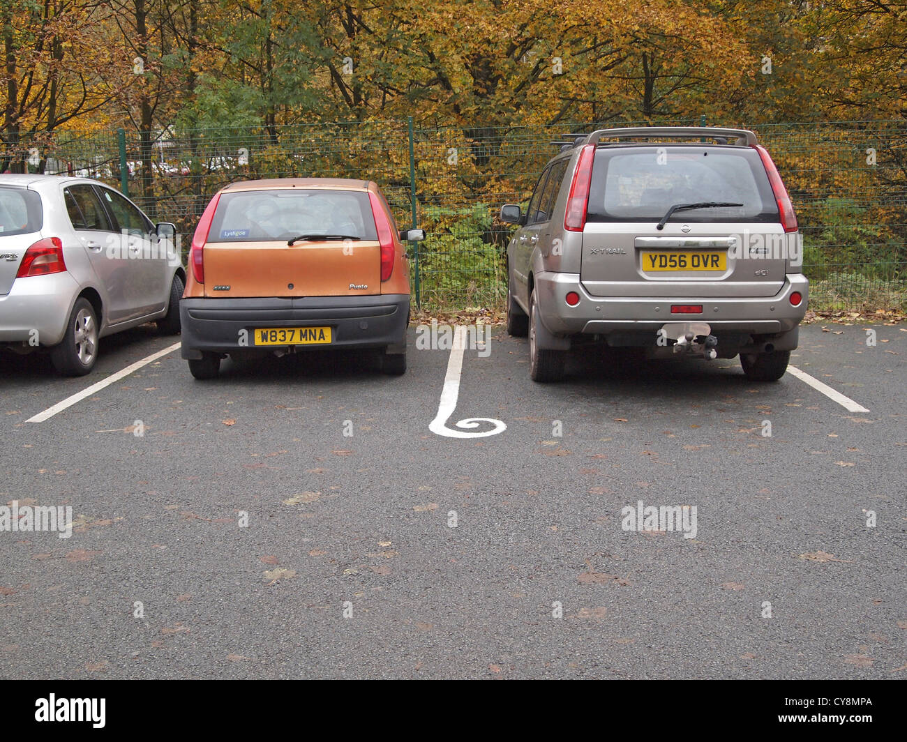 Amusant la modification de marquage parking blanc au parking, Station Road, Hebden Bridge, West Yorkshire Banque D'Images