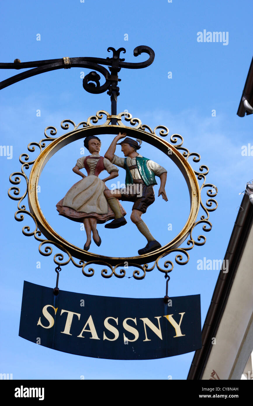 Couple de danse folklorique la boutique sign dans la vieille ville de Salzbourg, Autriche. Banque D'Images