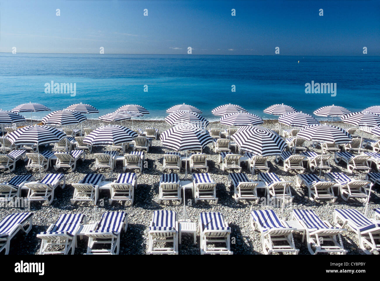 Promenade des Anglais plage de Nice city bleu et blanc avec parasol et  chaise longue dénudée Photo Stock - Alamy