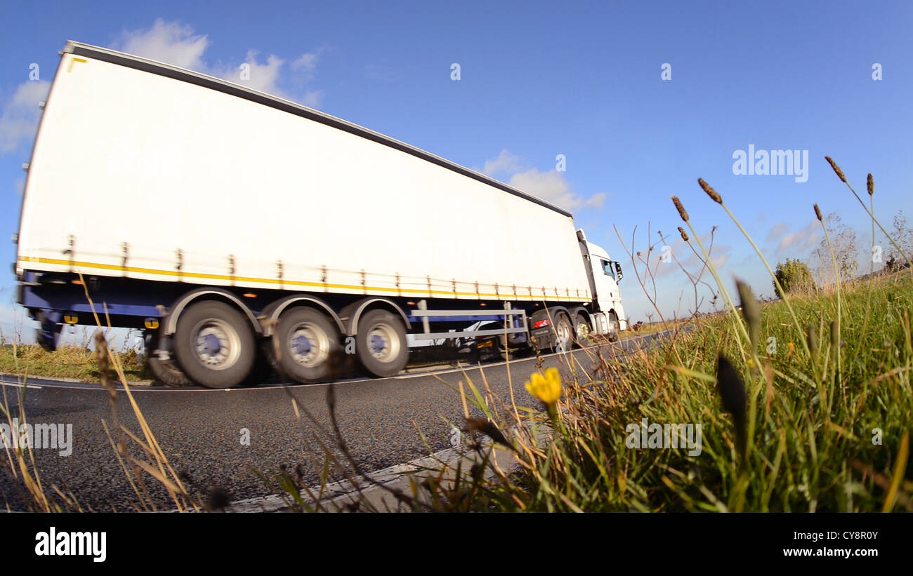 Vue vers des voyages de camions sur les routes de campagne, près de Leeds yorkshire uk Banque D'Images