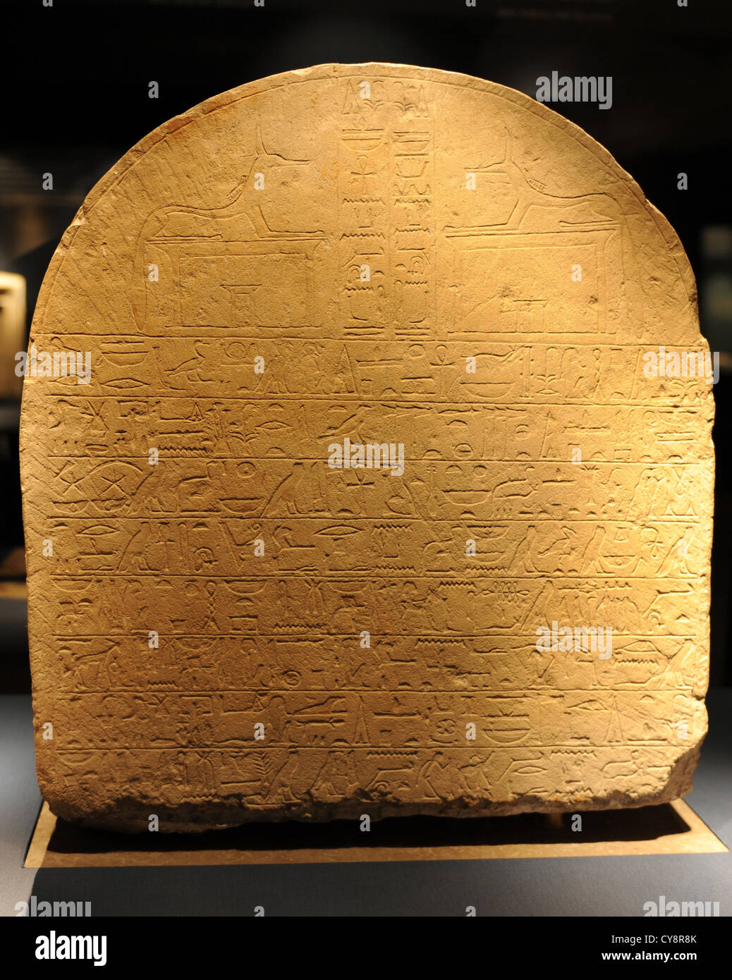 L'Égypte. À partir de la stèle représentant deux Harageh chacals face à face. Seneb, invoquer les dieux Ptah, Osiris et Sobek. Banque D'Images