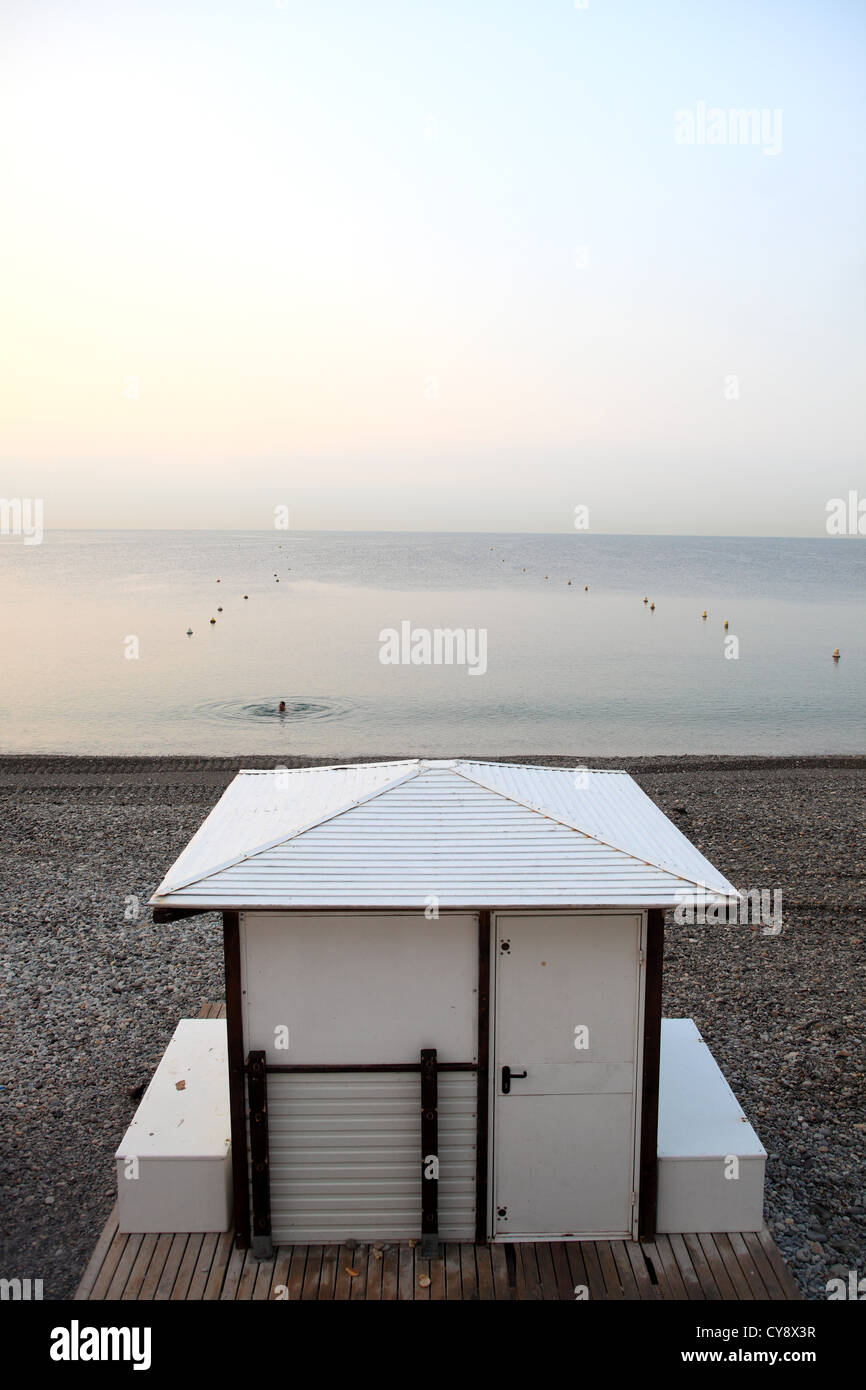 Soleil levant sur la Promenade des Anglais plage avec un sauveteur hut Banque D'Images