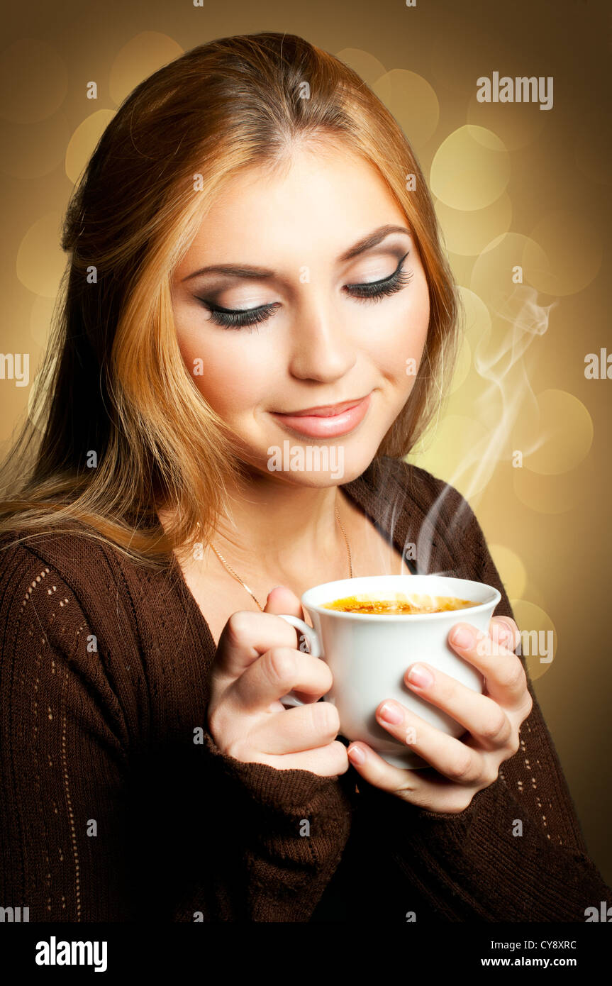 Belle Femme avec tasse de café Banque D'Images