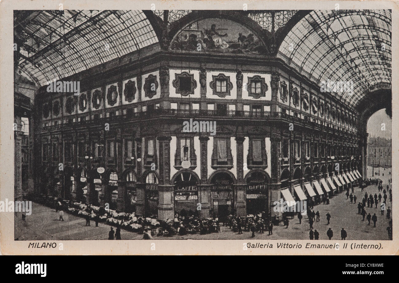 Une vue de la galerie Vittorio Emanuele II à Milan dans une vieille carte postale Banque D'Images