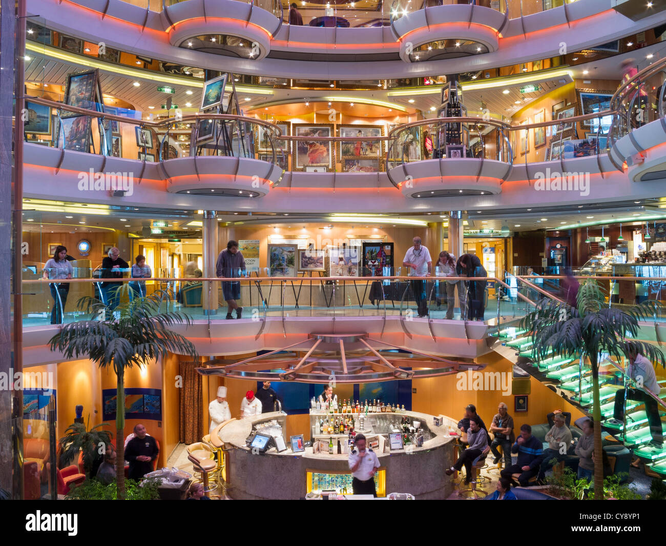 Niveaux de pont atrium central, Radiance of the Seas Cruise Ship Banque D'Images