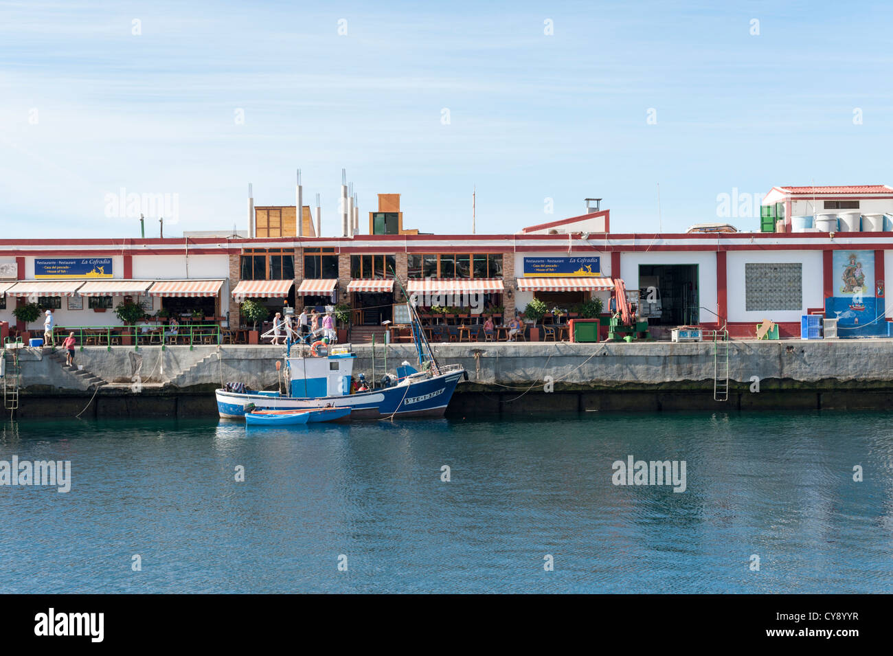 Les bateaux de pêche amarrés au port de Puerto de Mogan Gran Canaria Îles Canaries Espagne Banque D'Images