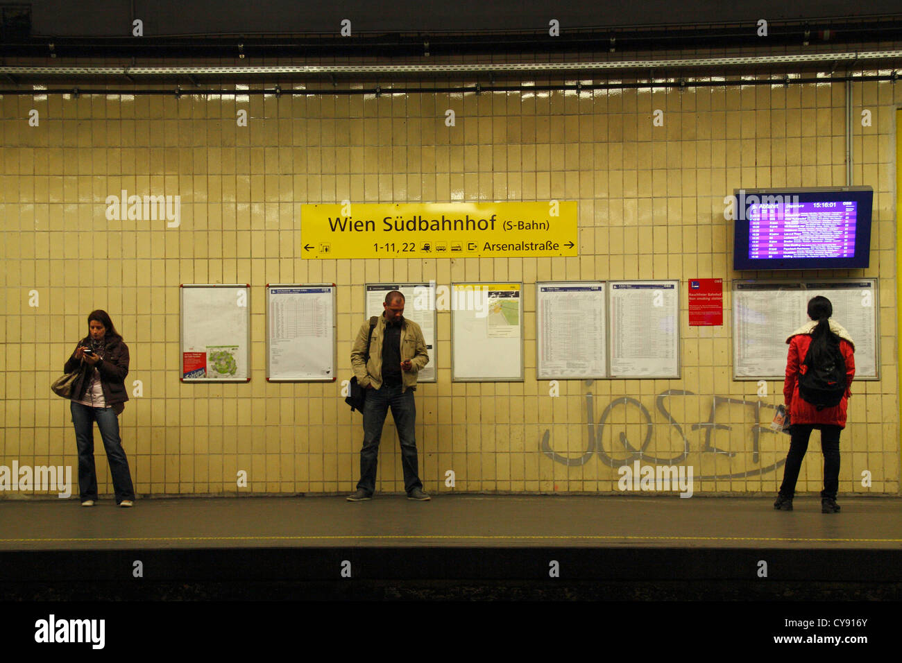 Les passagers qui attendent sur le S-Bahn de la plate-forme à la gare Sudbahnhof Wien, Vienne, Autriche. Banque D'Images