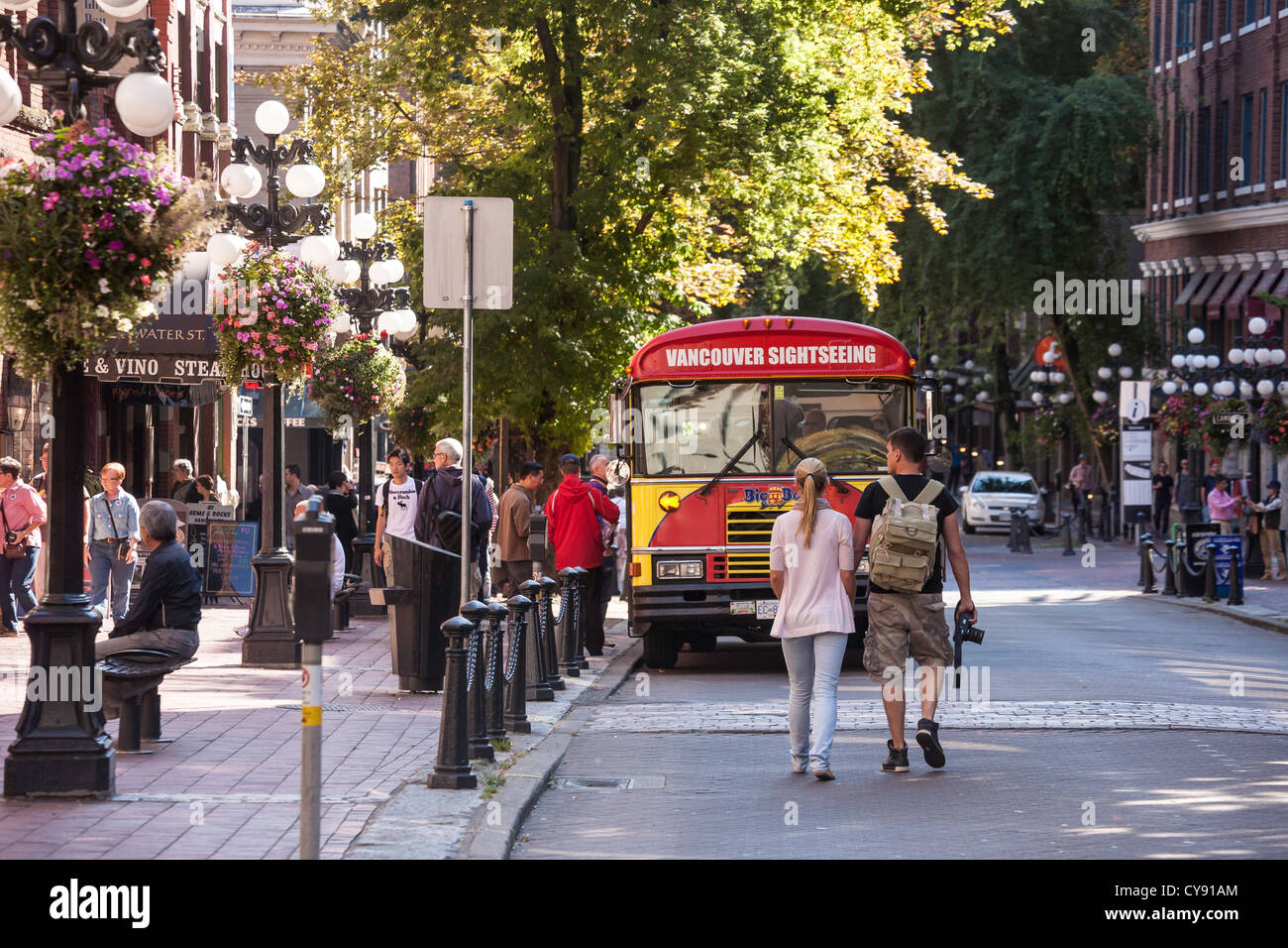 Les touristes et les autobus de tournée, scène de rue animée, Gastown, Vancouver, CA Banque D'Images