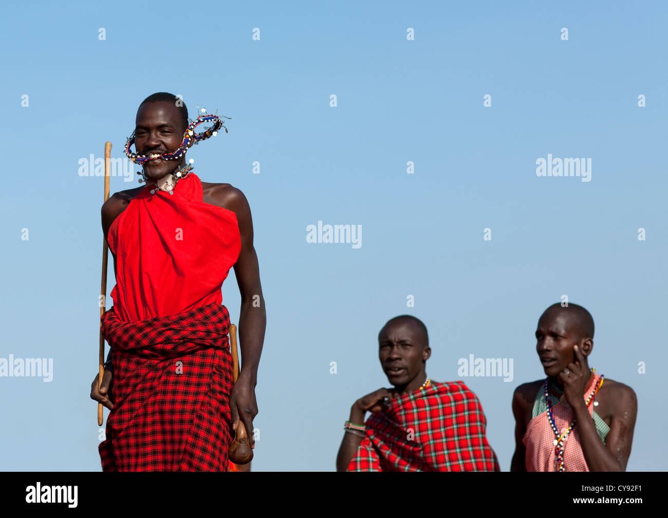 Guerriers Maasai Danse et sautant, Kenya Banque D'Images
