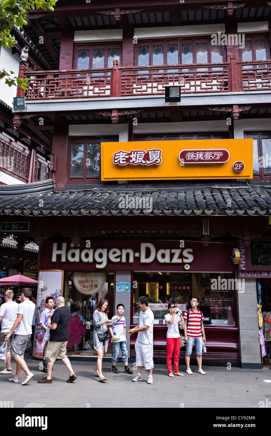 Haagen-Dazs un magasin de crème glacée dans les Jardins Yu bazar Shanghai, Chine Banque D'Images
