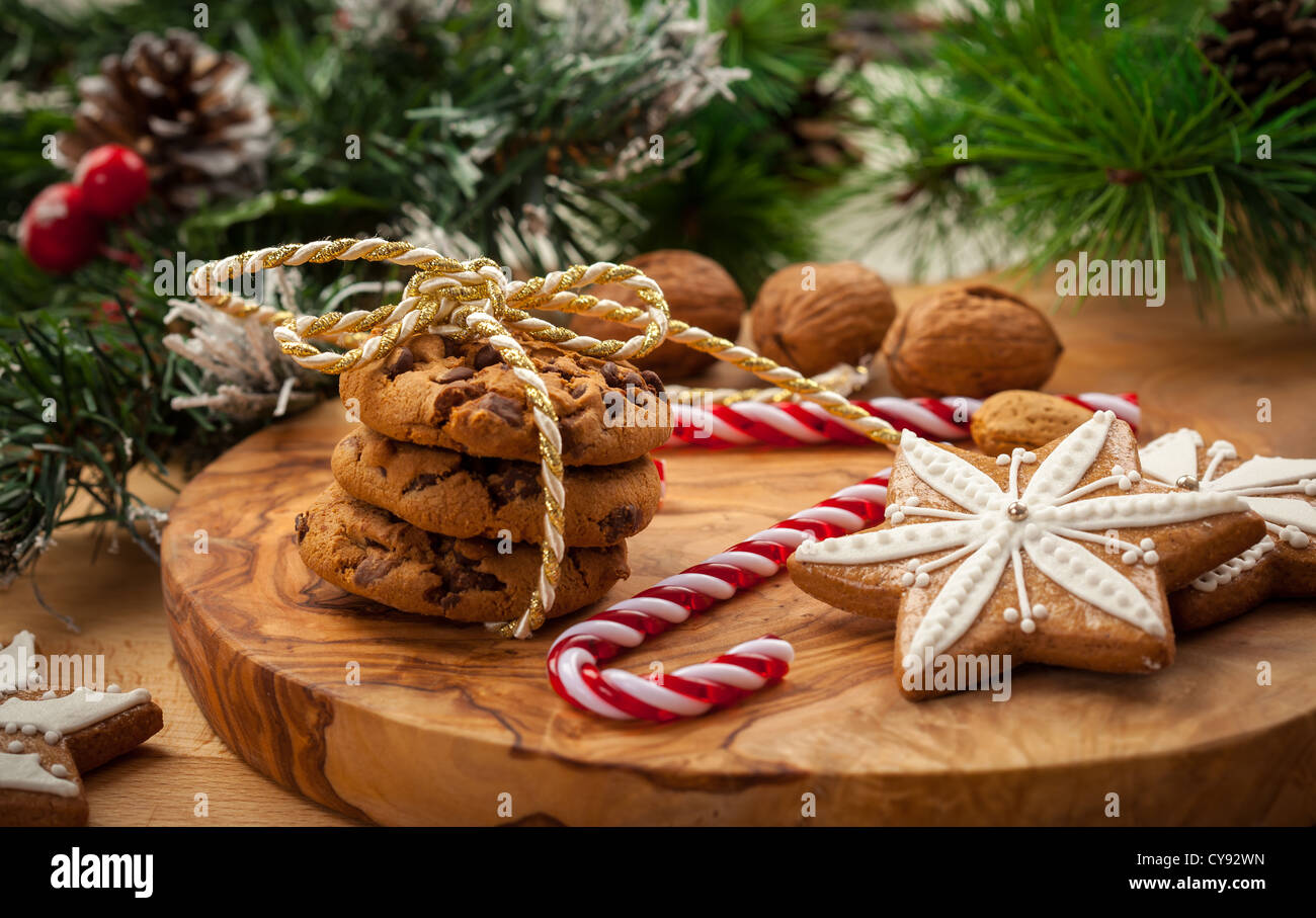 Cookies au chocolat et noix Noël avec Candy Cane Banque D'Images