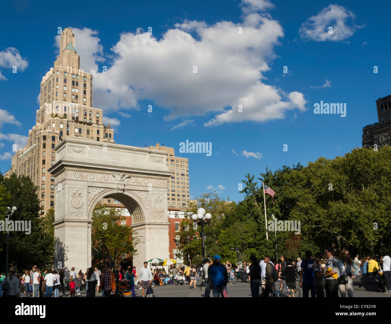 Washington Square Arch et de la foule, Washington Square Park, Greenwich Village, NEW YORK Banque D'Images