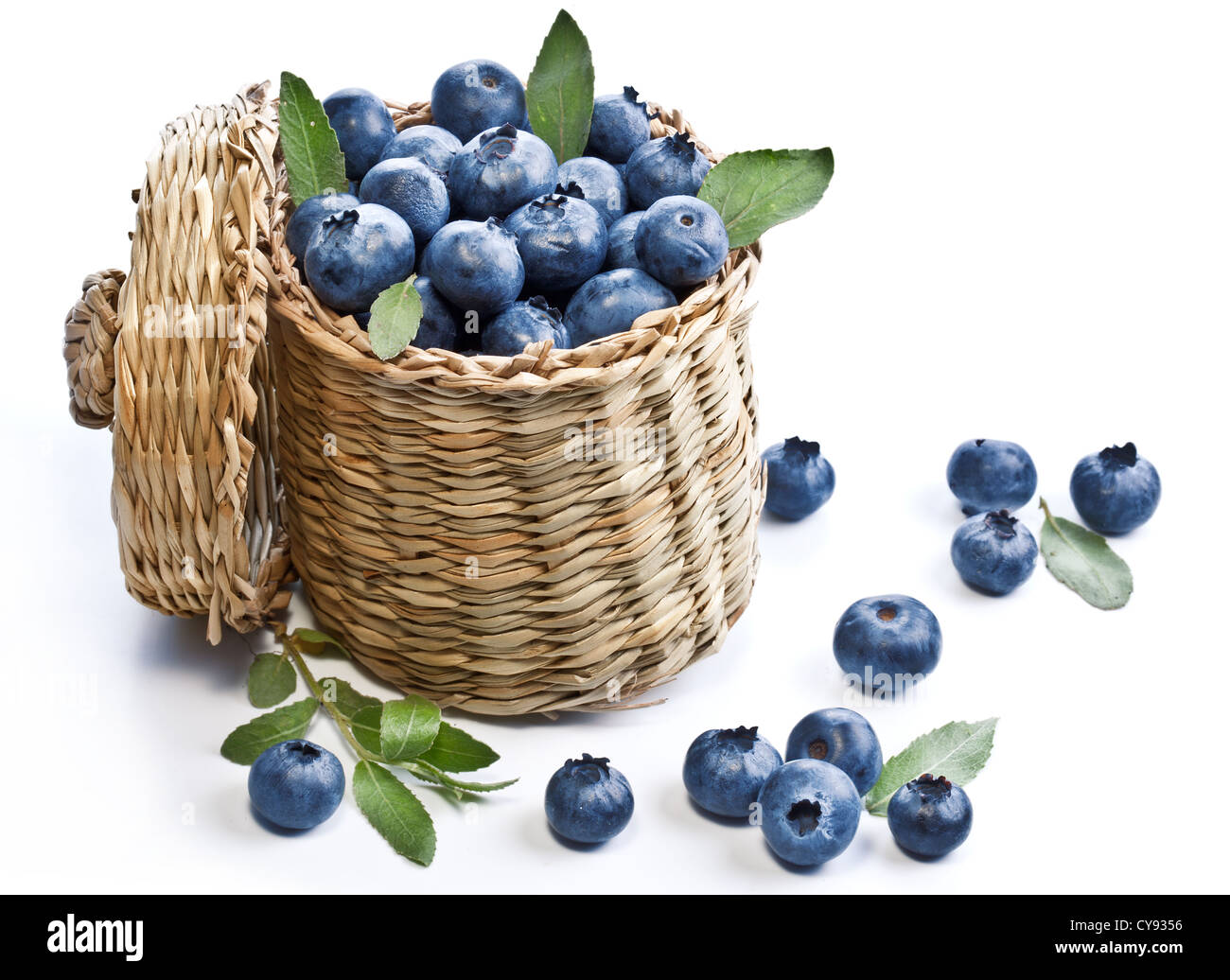 Les bleuets dans un panier sur un fond blanc. Banque D'Images