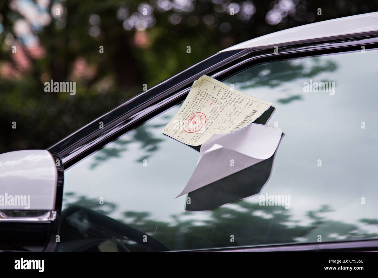 Ticket de parking sur la fenêtre d'une voiture à Shanghai, Chine Banque D'Images