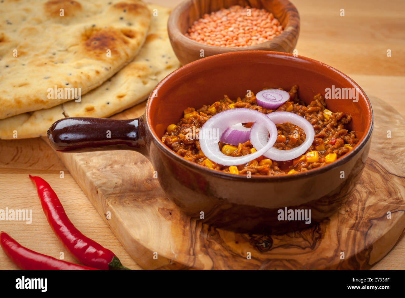 Mexican chili con carne avec des lentilles rouges et des pains plats Banque D'Images