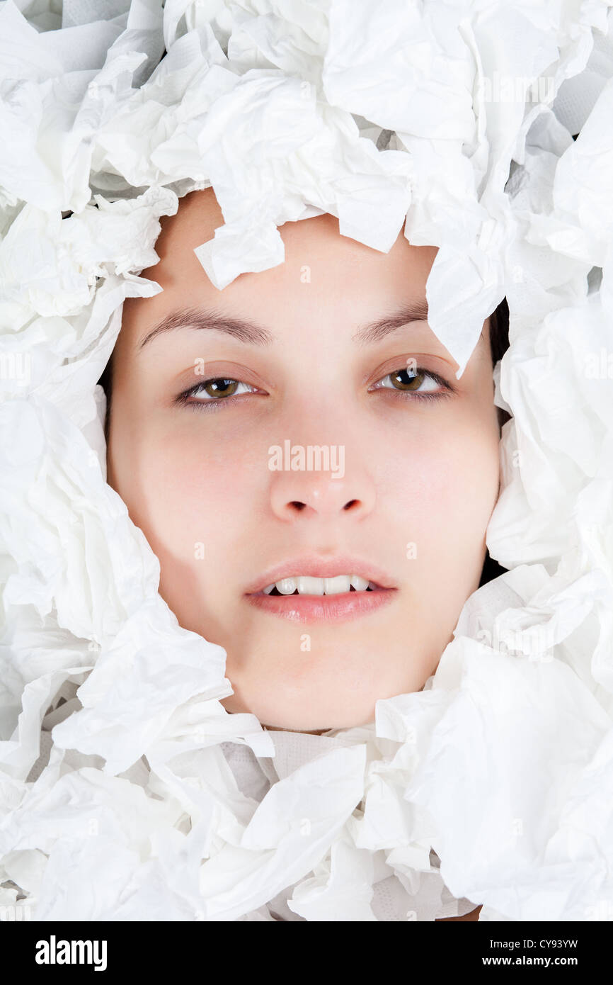 Femme malade face avec fronça des mouchoirs en papier Photo Stock - Alamy