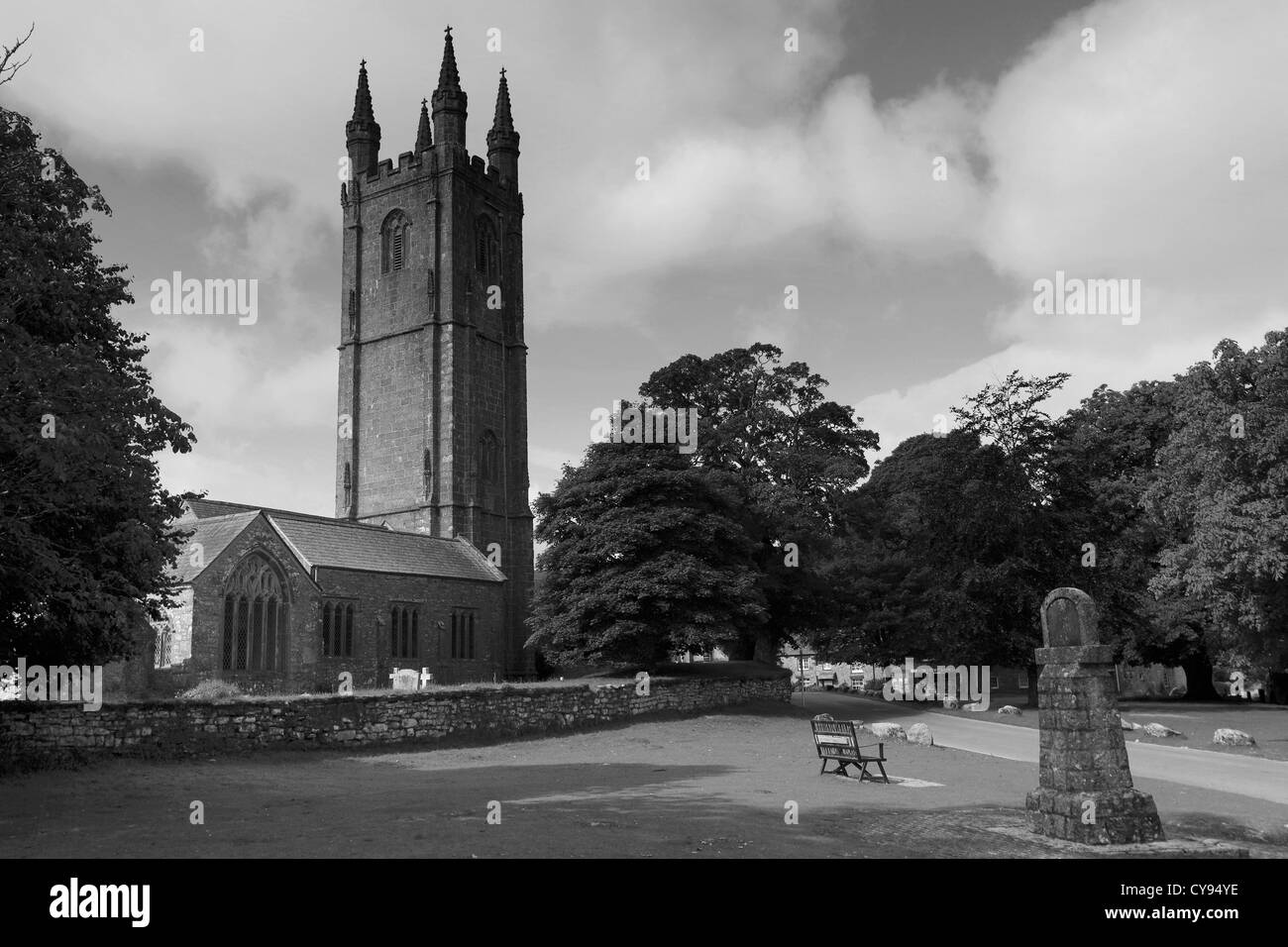 L'été, St Pancras Parish Church, Widecombe dans le village Maure, Dartmoor National Park, Devon, England, UK Banque D'Images