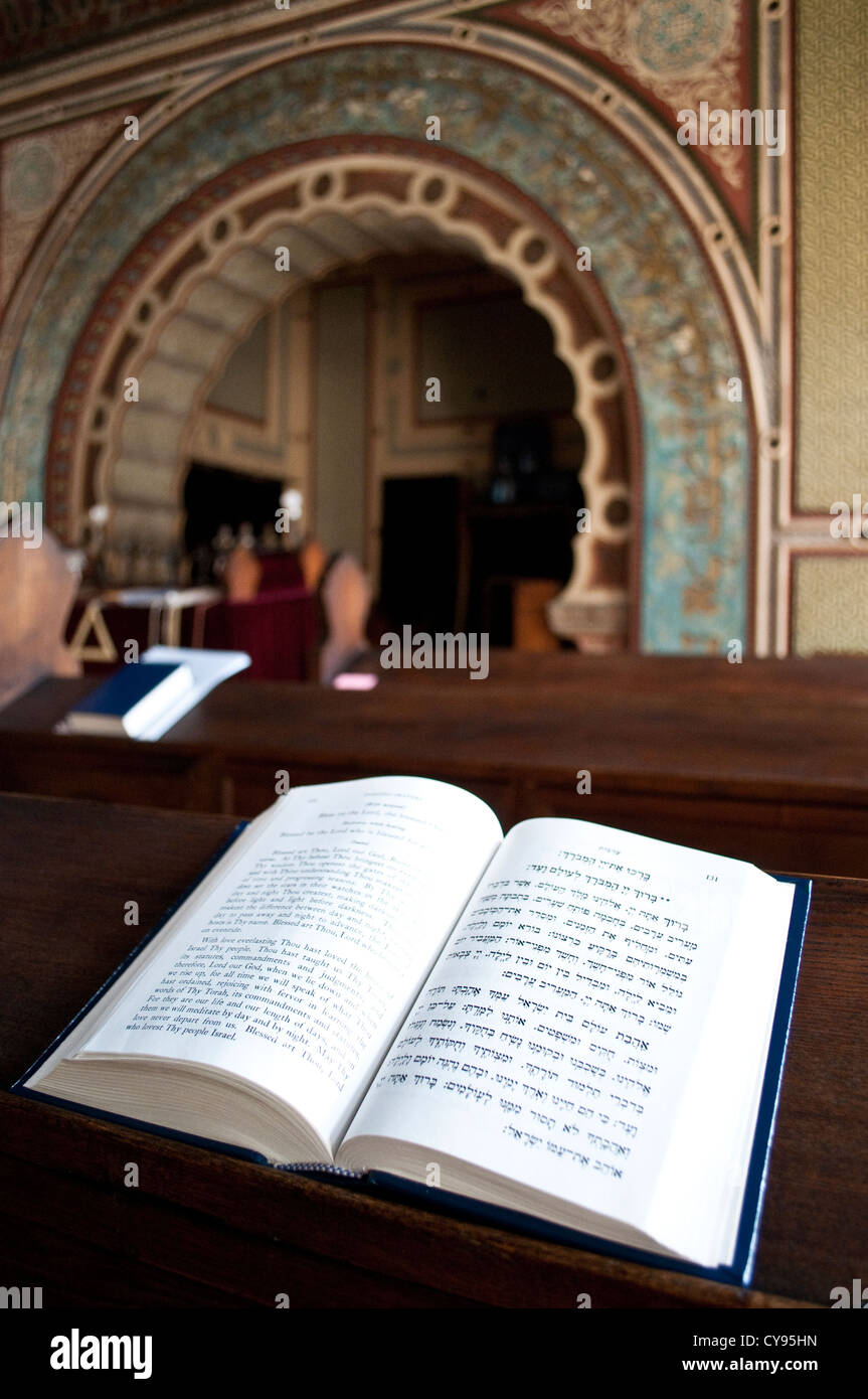 Saint livre sur un banc, synagogue Ashkenazi, Sarajevo, Bosnie et Herzégovine Banque D'Images