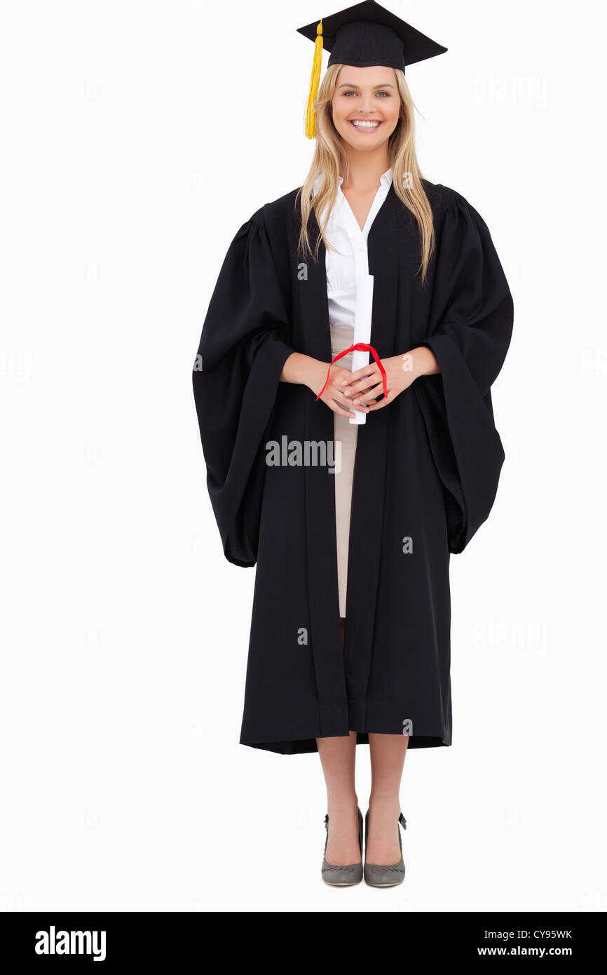 Smiling blonde étudiante en robe d'études supérieures Banque D'Images