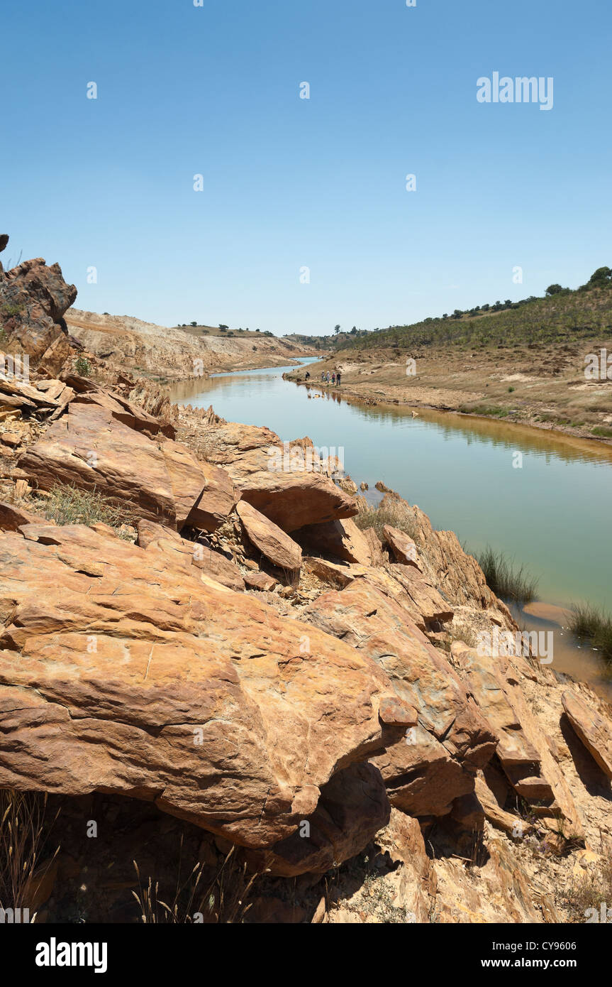 Détail de la pollution d'une rivière d'Mosteirao, abandonnés en aval de la mine de pyrite , S. Domingos Mertola, Portugal Banque D'Images