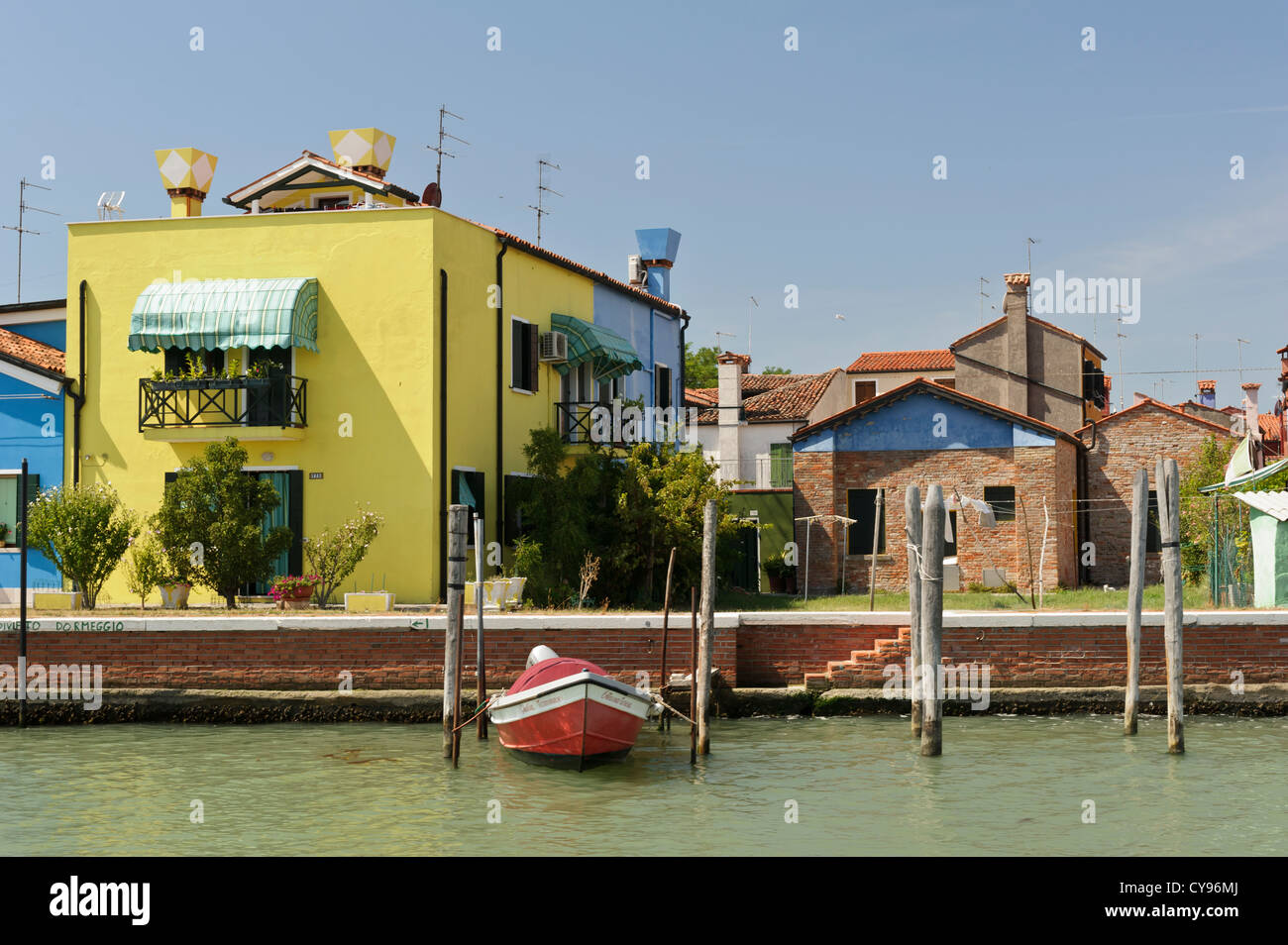 Maisons peintes de couleurs vives sur l'île de Burano, Venise, Italie. Banque D'Images