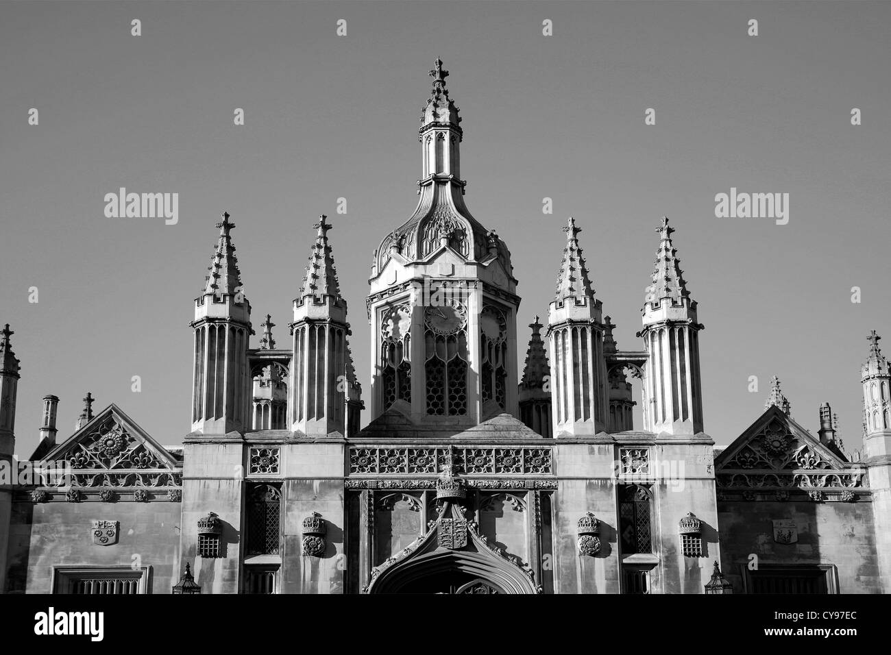 Pierre architecturale les détails ci-dessus l'entrée de Kings College ville universitaire de Cambridge, Cambridgeshire, Angleterre Banque D'Images