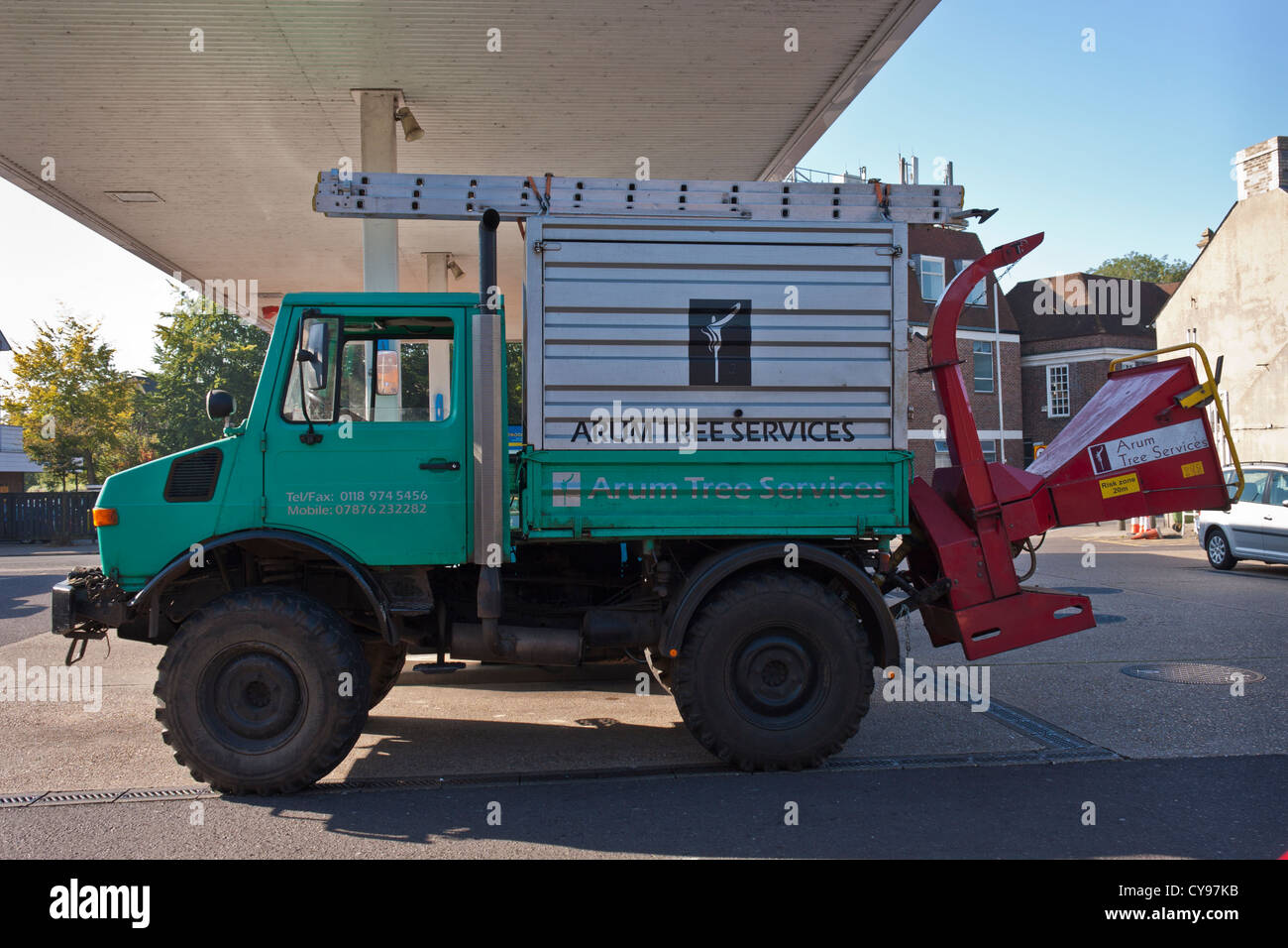 Tree Surgeon's véhicule avec un broyeur à bois mécanique fixé à l'arrière. Banque D'Images