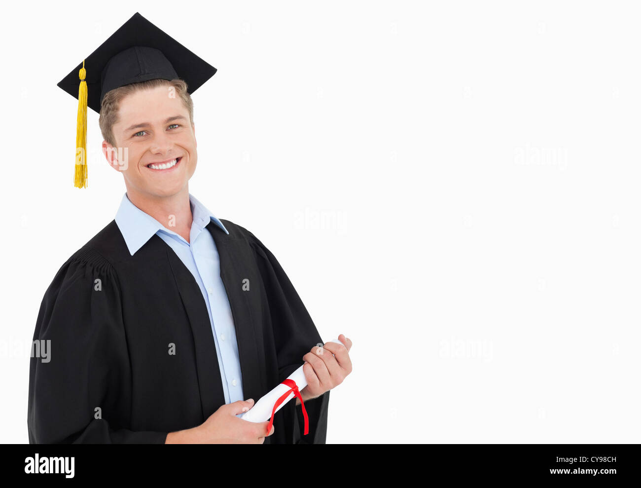 Un homme avec un diplôme en main comme il regarde l'appareil photo Banque D'Images