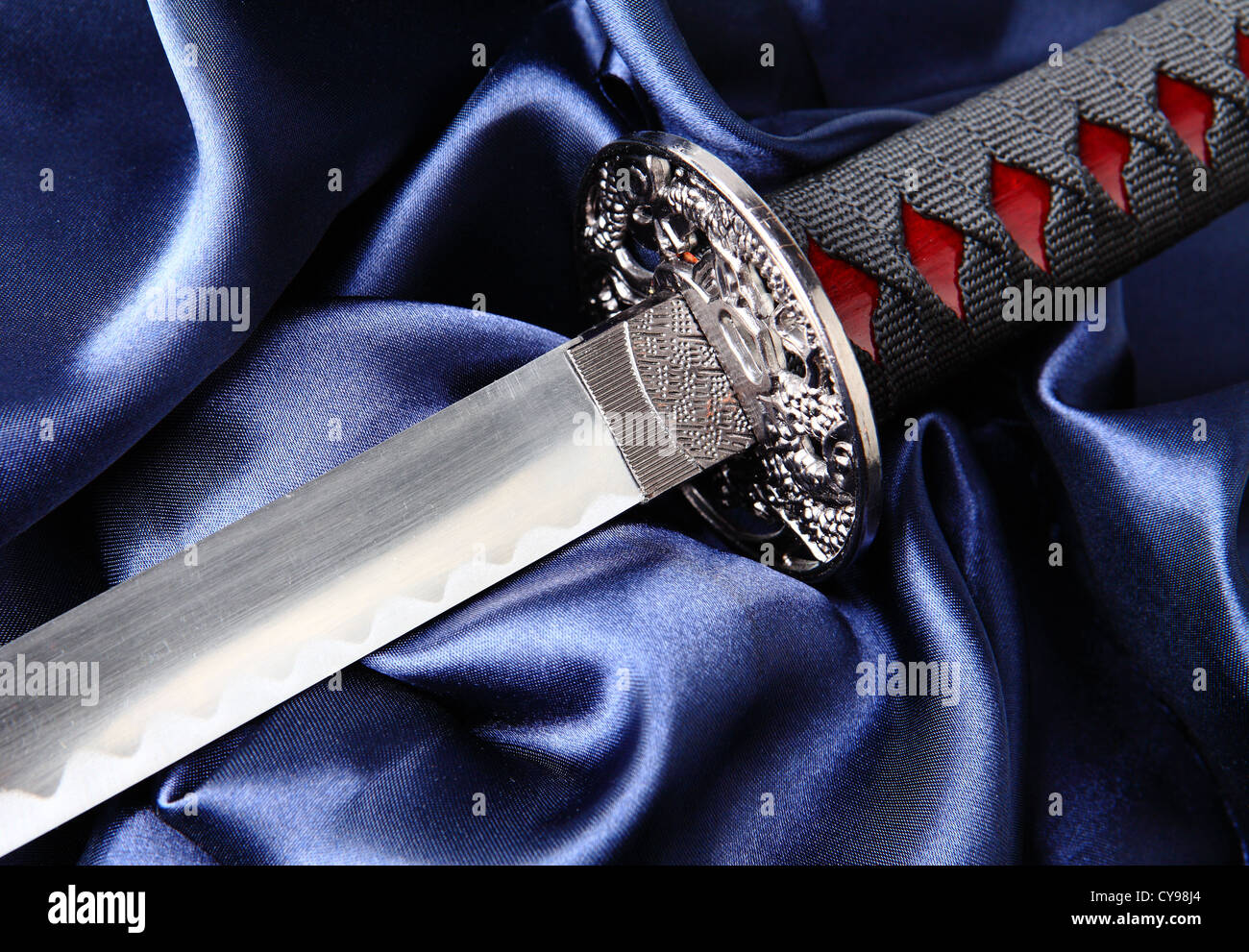 Close-up of Japanese katana sword sur fond de satin bleu Banque D'Images