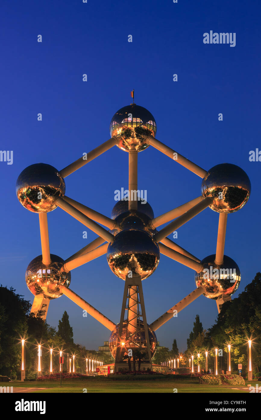 L'Atomium à Bruxelles, construire pour l'exposition universelle de 1958 à la lumière rougeoyante après le coucher du soleil. Banque D'Images