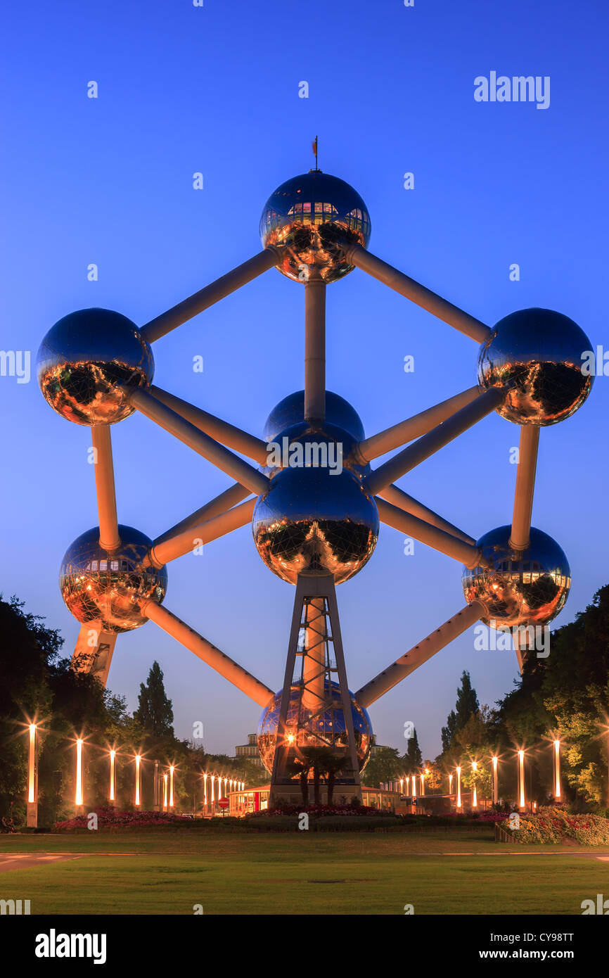 L'Atomium à Bruxelles, construire pour l'exposition universelle de 1958 à la lumière rougeoyante après le coucher du soleil. Banque D'Images