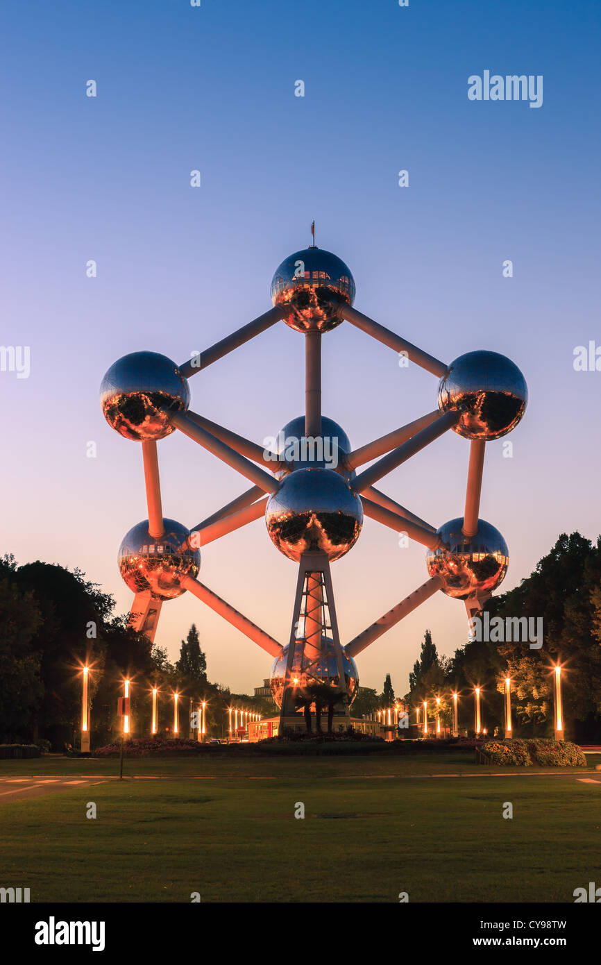 L'Atomium à Bruxelles, construire pour l'exposition universelle de 1958 à la lumière rougeoyante après le coucher du soleil. Banque D'Images