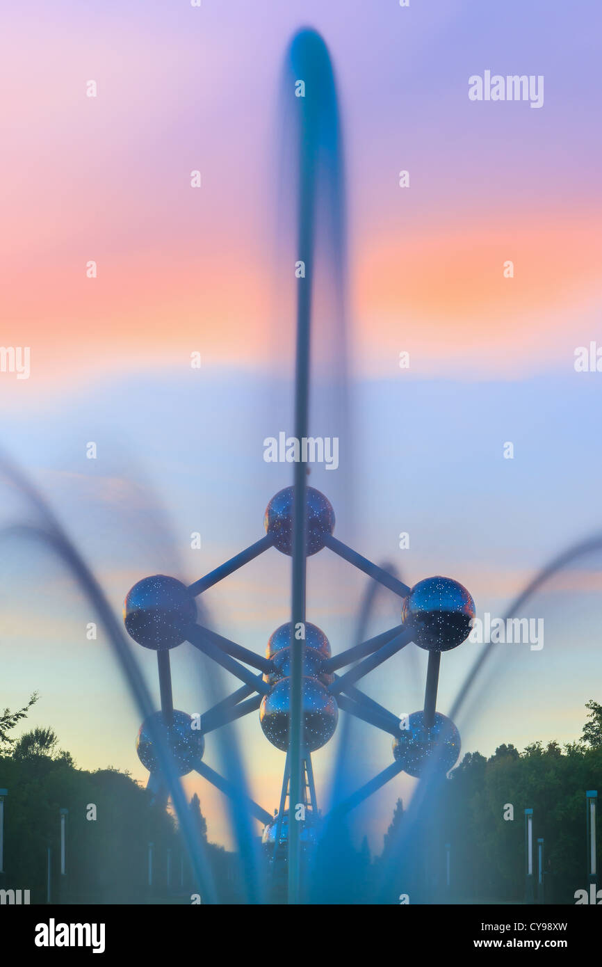 L'Atomium à Bruxelles, construire pour l'exposition universelle de 1958 à la lumière rougeoyante après le coucher du soleil. Banque D'Images