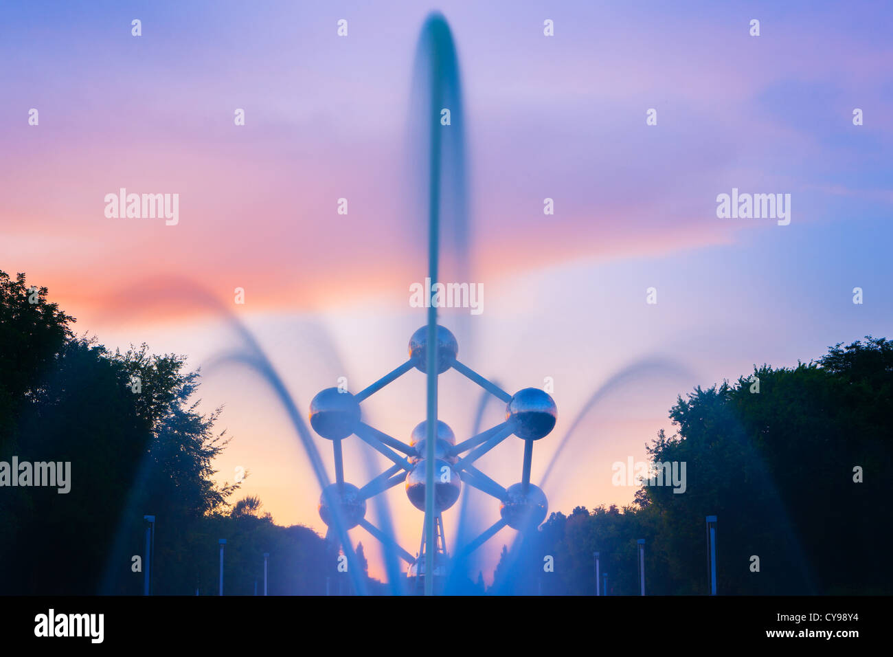 L'Atomium à Bruxelles, construire pour l'exposition universelle de 1958 à la lumière rougeoyante après le coucher du soleil. Banque D'Images