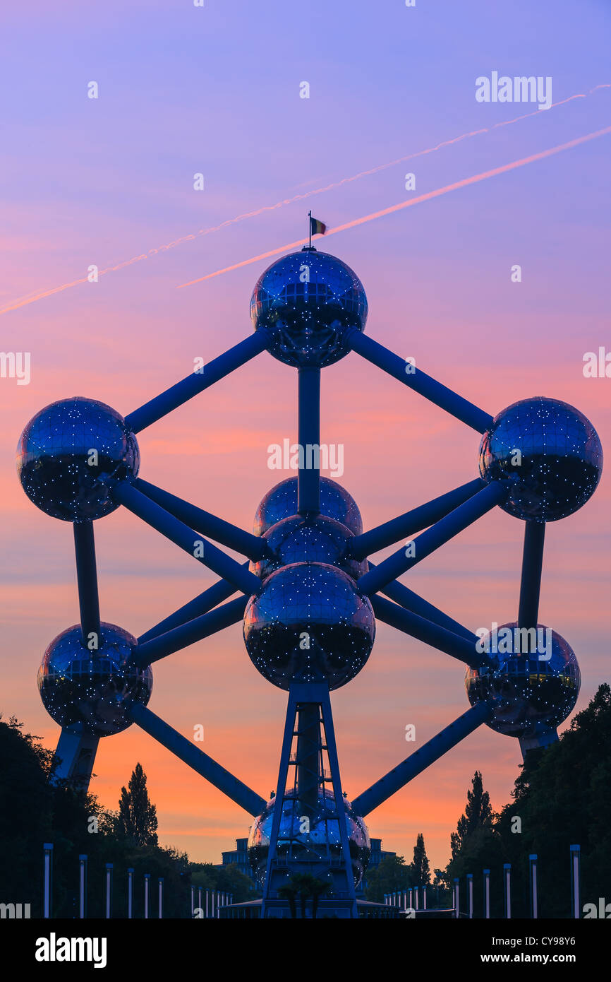 L'Atomium à Bruxelles, construire pour l'exposition universelle de 1958 à la lumière rougeoyante après le coucher du soleil. Banque D'Images