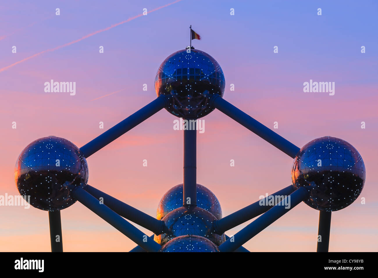 L'Atomium à Bruxelles, construire pour l'exposition universelle de 1958 à la lumière rougeoyante après le coucher du soleil. Banque D'Images